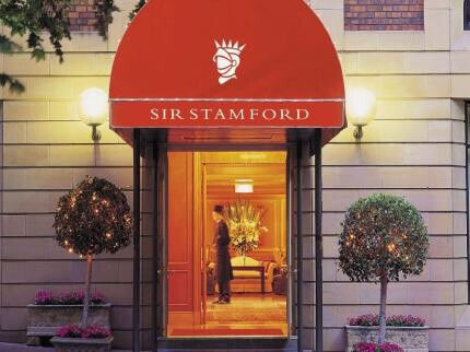 Sir Stamford at Circular Quay
地址：93 Macquarie St, Sydney
这是悉尼最好的酒店之一，充满了温馨与复古的味道。这里每天都供应茶餐，餐台上一层层摆满新鲜出炉的英国松饼、花色小蛋糕和甜点大拼盘。一定能满足你对一个慵懒下午的极致需求。