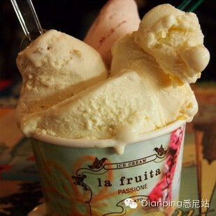 Cow and the Moon Gelato Bar
地址：181 EnmoreRd, Enmore NSW 这家冰激凌店的名字挺可爱，早晨也供应咖啡，为的是让你有一个精力充沛的上午时光，从那之后一直到下午的时光就一直供应冰冰的甜点啦，这就使得这家店成为了晚餐后最受欢迎的地方。这儿的甜点很符合那些传统主义者的口味，但是这儿也供应一些与时俱进的美食，吸引更多的客人。