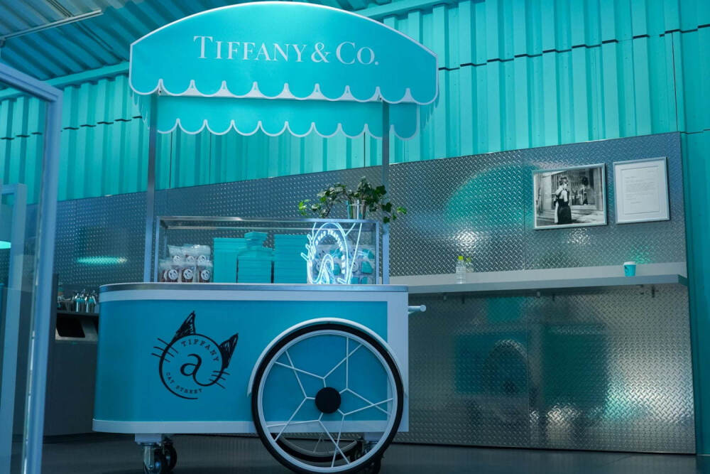 Tiffany&amp;Co.限定咖啡店 ♀️4月19日东京原宿初开店。#少女资讯##日本少女心探店# 坐落原宿CATStreet时尚街区，店内可以自由试着商品，最上层是咖啡店，让电影「蒂凡尼的早餐」变成现实，提供咖啡和可颂等经典食物！超级想去了。（限时3年）地址：東京渋谷区神宮前6-14-5