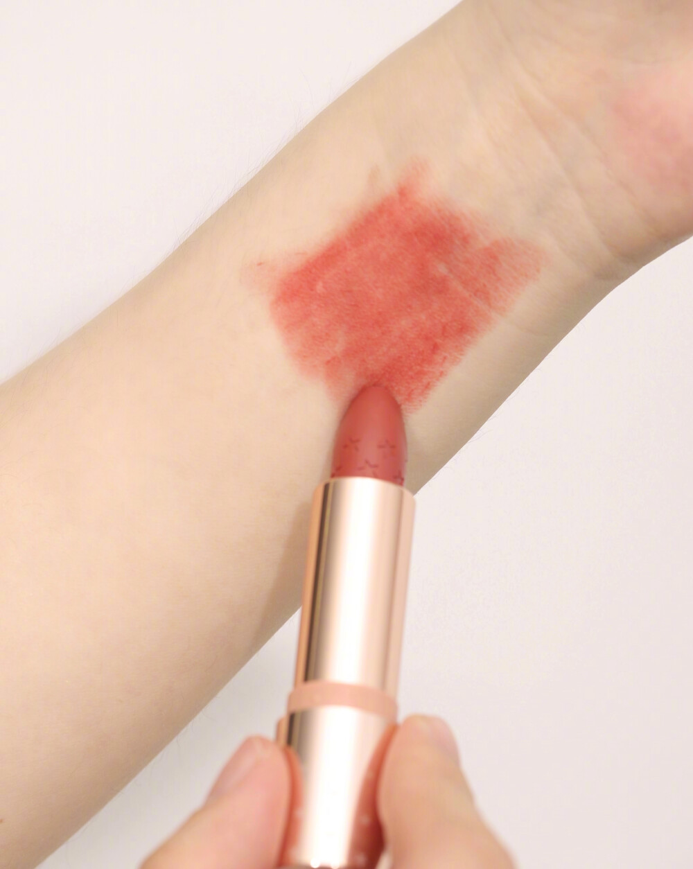 Colourpop lux lipstick?Tea thyme 超级嫩的奶棕橘！涂上第一秒就爱上了！一定要分享给你们?。?！这个颜色非常的妙～ 有种红棕蜜桃乌龙的感觉 又嫩 又沉稳 非常适合日常涂！！黄皮完全可以驾驭的奶茶系色！质地上嘴顺滑显色，顺滑好涂开，比较滋润一点点 轻微沾杯！