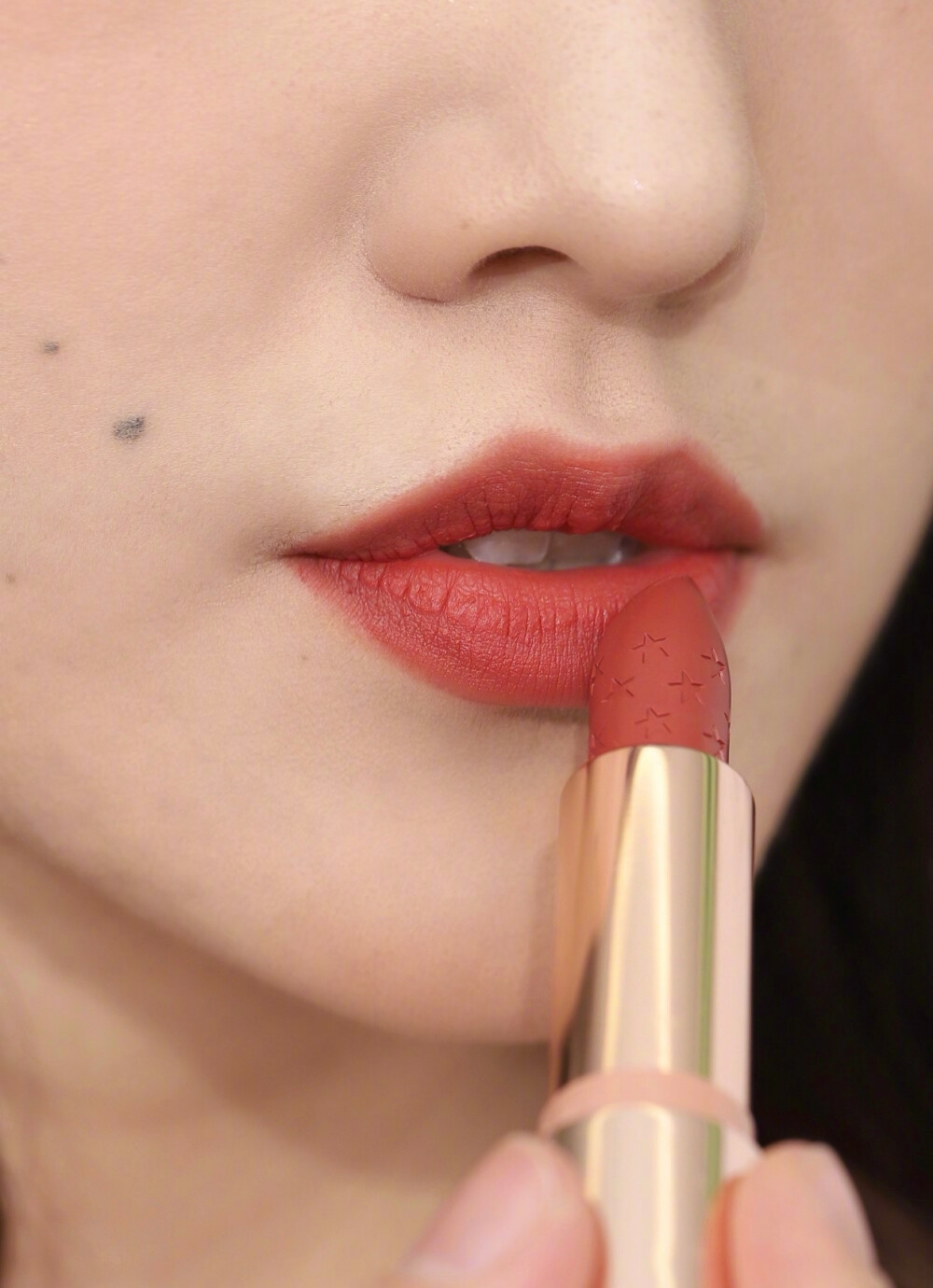 Colourpop lux lipstick✨Tea thyme 超级嫩的奶棕橘！涂上第一秒就爱上了！一定要分享给你们！！！这个颜色非常的妙～ 有种红棕蜜桃乌龙的感觉 又嫩 又沉稳 非常适合日常涂！！黄皮完全可以驾驭的奶茶系色！质地上嘴顺滑显色，顺滑好涂开，比较滋润一点点 轻微沾杯！