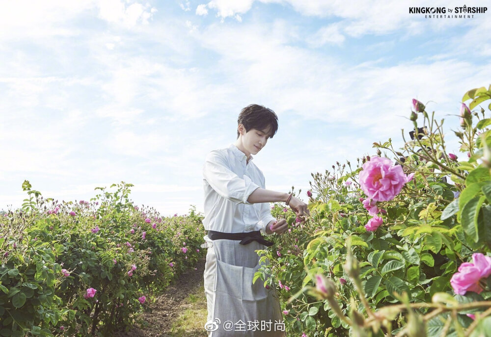 李栋旭 &amp; CHANEL 拍摄花絮｜法式花园中的白衣美男子，不知是花香，还是你赋予了花香。