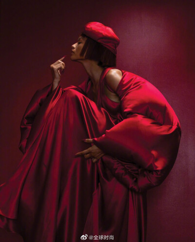 Zendaya &amp;《PAPER》｜极具张力的色调和造型，借用暗红色系的压迫感，营造非凡硬照风格。❤️