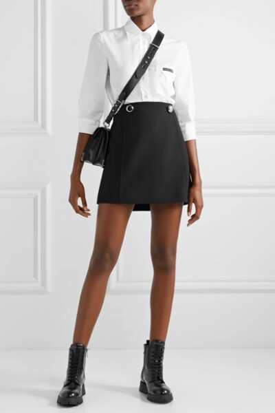 
Prada 这款黑色迷你半身裙出自品牌以小说《科学怪人》为灵感的 2019 早秋系列，两胯缀有大颗抛光的金属纽扣，不禁让人联想起主人公颈间的螺栓。采用羊毛裁制的它呈经典 的 A 字裙型，内衬柔滑缎布，尤为舒适亲肤。…