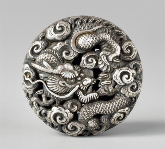 A fine silvered ryûsa manjû of a dragon. Second half 19th century, Auktion 1061 Asiatische Kunst, Lot 696