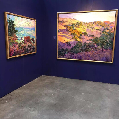 来自加利福尼亚的艺术家艾琳·汉森（Erin Hanson），1981年生于美国俄勒冈州波特兰，她从小就开始学习油画，毕业于UC Berkeley（加州大学伯克利分校），她笔下的风景画色彩缤纷，缘于她对于自然的喜爱。