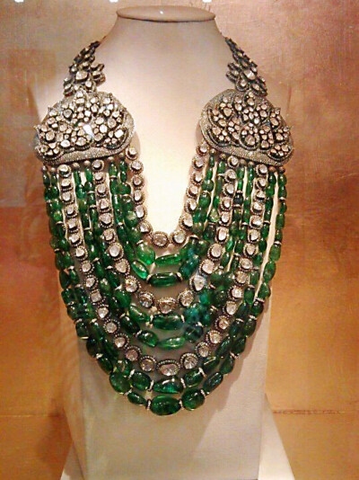 以前印度土邦主戴的珠寶，印度本土出品。看看鑽石祖母綠的份量可以想这首飾有多重！