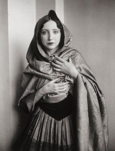 Brassai ‘Anais Nin Drapee dans un Chale (Anais Nin Draped in a Shawl)’ (1932). ​​​​