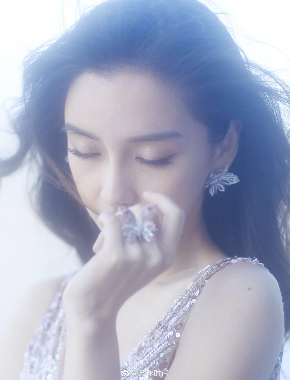 angelababy杨颖 现身活动｜一袭裸粉色亮片礼服亮相，搭配蝴蝶造型饰品，公主般的清新灵动。