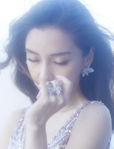 angelababy杨颖 现身活动｜一袭裸粉色亮片礼服亮相，搭配蝴蝶造型饰品，公主般的清新灵动。