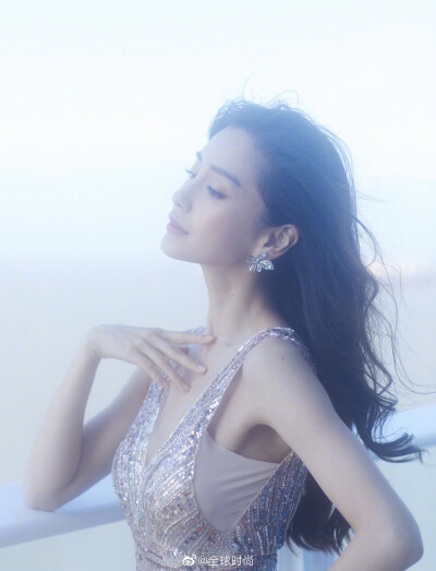 angelababy杨颖 现身活动｜一袭裸粉色亮片礼服亮相，搭配蝴蝶造型饰品，公主般的清新灵动。