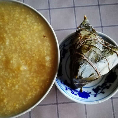 早餐打卡：小米粥+豆沙粽