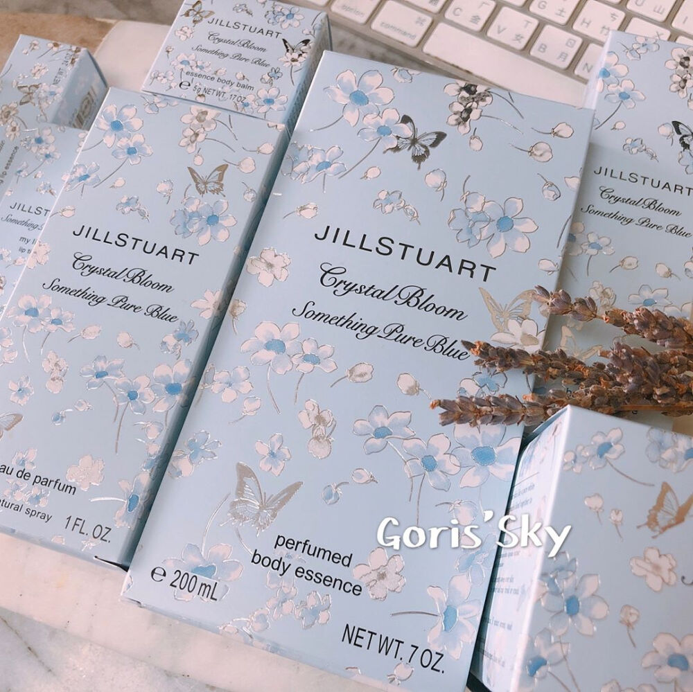 Jill Stuart 「Something Pure Blue」前几年曾经推出过一次的花嫁系列将在2019年推出新的限定蓝蝴蝶Blue Butterfly版本！整个系列的产品都采用了透明冰蓝配色~蓝色唇蜜简直太美啦~~~~（破音！今年颜值逆天的品牌好多喔，note酱表示钱包已经保不住辽