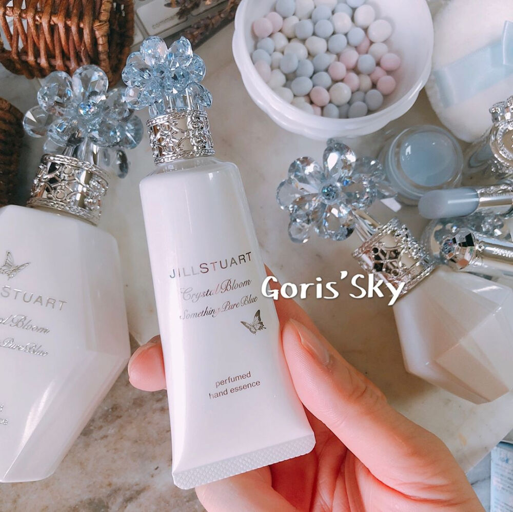 Jill Stuart 「Something Pure Blue」前几年曾经推出过一次的花嫁系列将在2019年推出新的限定蓝蝴蝶Blue Butterfly版本！整个系列的产品都采用了透明冰蓝配色~蓝色唇蜜简直太美啦~~~~（破音！今年颜值逆天的品牌好多喔，note酱表示钱包已经保不住辽