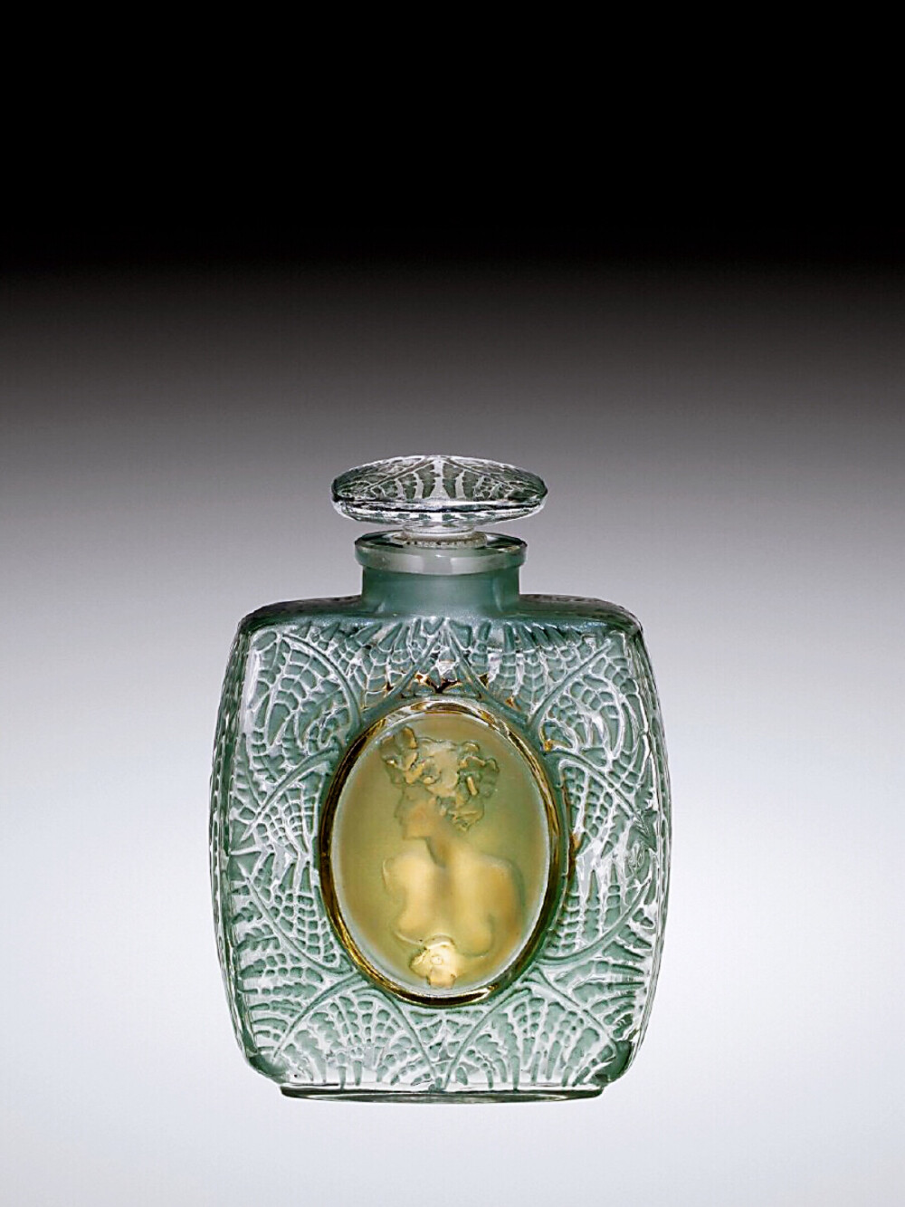 LALIQUE | 莱俪
新艺术大师莱俪的珠宝设计，其实在他职业生涯后期，更注重于玻璃艺术的创作。
在1908年，他第一次推出玻璃香水瓶，开创了将香水瓶做成艺术的时代。