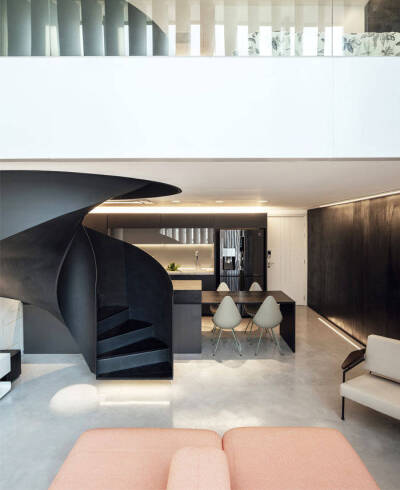 现代风家居案例
楼梯上最大的亮点，配色也是绝美的。