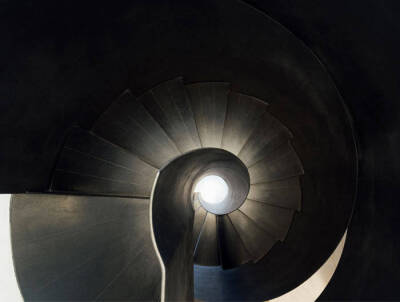 现代风家居案例
楼梯上最大的亮点，配色也是绝美的。