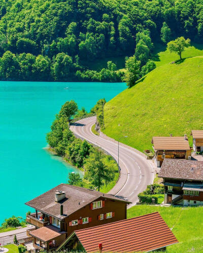 瑞士湖畔小镇。ins：amir_asani13