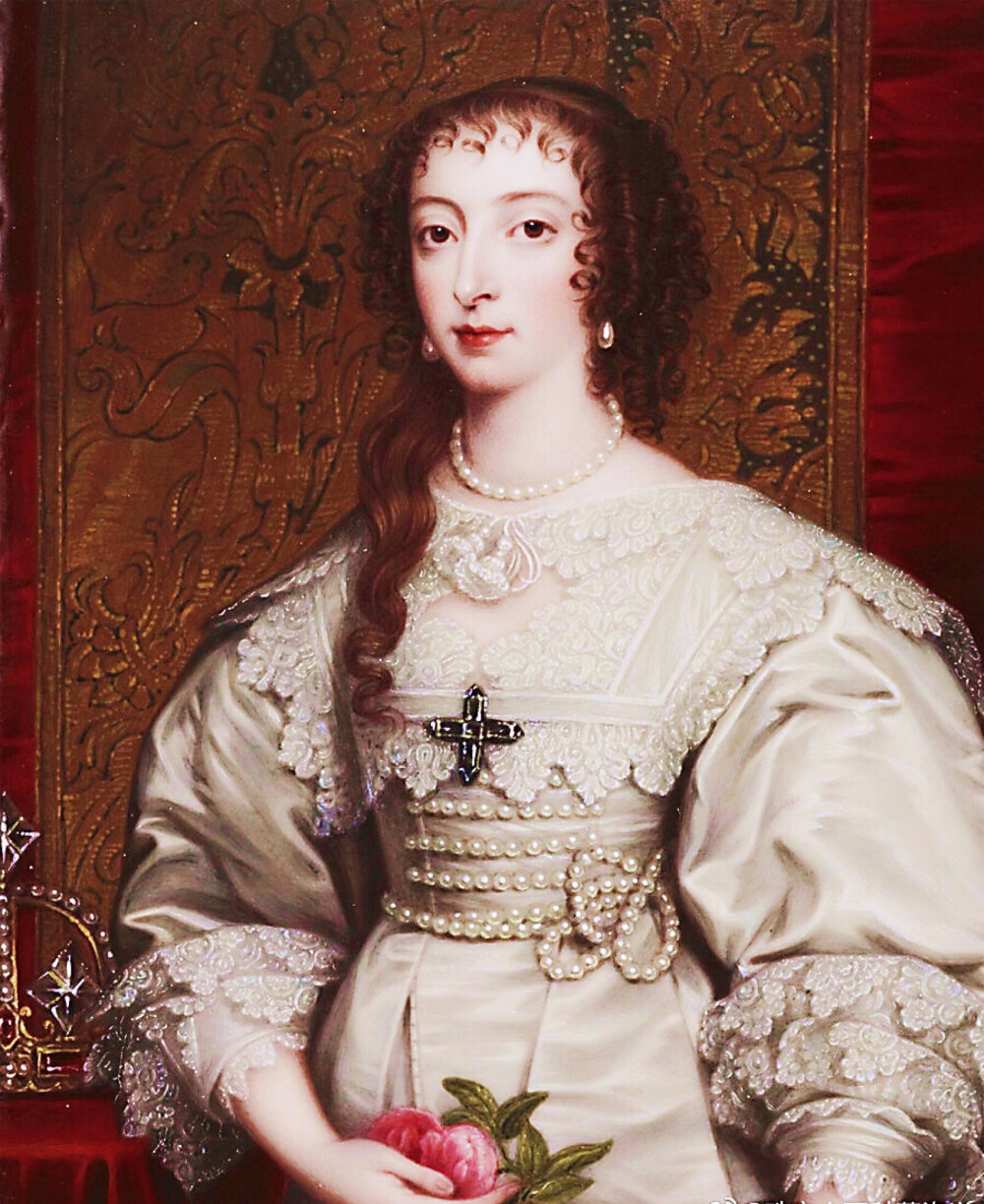 亨利埃塔.玛利亚；法国亨利四世与玛丽.德.梅迪奇的女儿，于1625年与英国查理一世结婚。
她将法国宫廷的优雅奢华带进了英国皇室，在英国佬的贵族阶层中吸引了大量的仰慕者与模仿者。她将珍珠穿戴在头发上，脖子上，耳朵上，让人们深深爱上珍珠。