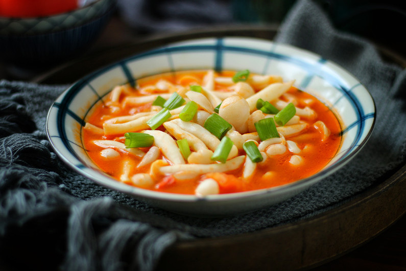 茄汁白玉菇 番茄切碎，香葱切碎。 白玉菇焯烫一下捞出来控水待用。 热锅热油，爆香姜丝蒜碎和香葱白，然后放入番茄炒融出红油。添加适量清水，烧开。放入焯过水的白玉菇，调入适量盐，盖上锅盖小火焖煮几分钟。然后大火收汁，出锅前撒上香葱碎即可。