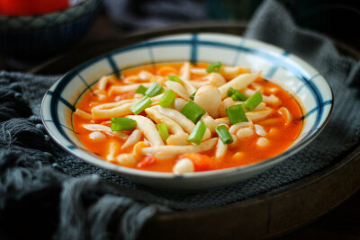 茄汁白玉菇 番茄切碎，香葱切碎。 白玉菇焯烫一下捞出来控水待用。 热锅热油，爆香姜丝蒜碎和香葱白，然后放入番茄炒融出红油。添加适量清水，烧开。放入焯过水的白玉菇，调入适量盐，盖上锅盖小火焖煮几分钟。然后…