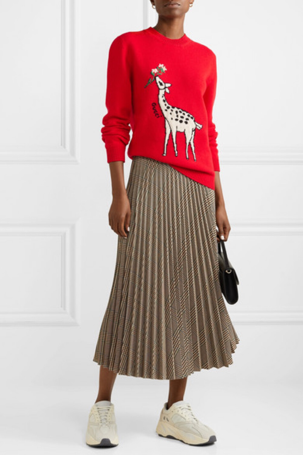 大自然是 Gucci 创意总监 Alessandro Michele 永不枯竭的灵感之源，比如这款毛衣，便呈现出小鹿啃食树叶的嵌花针织图案。单品采用柔软的羊毛在意大利制成，绣有黑色品牌 Logo。不妨搭配中长半身裙，再踏上一双运动鞋，演绎时髦的街头造型。