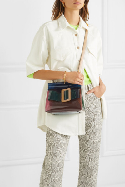 BOYY 的精美包袋常让各大时尚博主和时装编辑爱不释手。这款 “Karl” 手提包便是品牌的一大代表作，彩色超大搭扣和迷你方正包型令其既优雅又趣致。透视包身以不同颜色的 PVC 拼接而成，可为你收纳必备小物，并随时随…