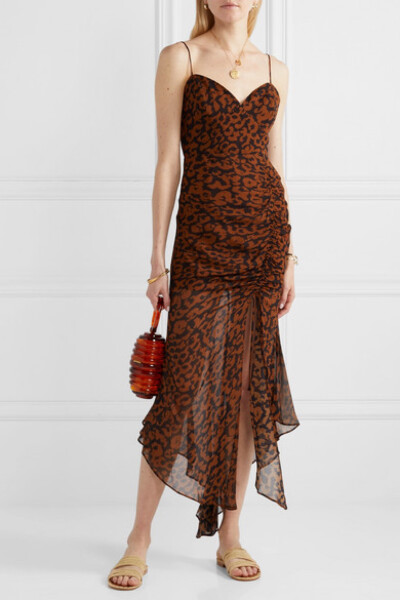 
Carrie Forbes 欣赏手工制品，品牌鞋履均是由注重细节的能工巧匠亲手打造。这款 “Asmaa” 凉鞋采用酒椰叶纤维编织而成，配有皮革鞋底和低叠跟。不妨搭配飘逸的连衣裙或是牛仔短裤。