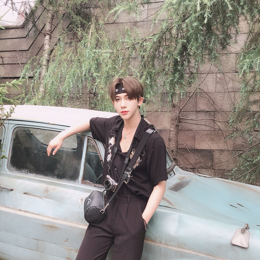 maleartists丁泽仁头像