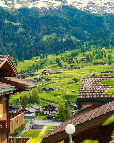 瑞士湖畔小镇。 ins：amir_asani13