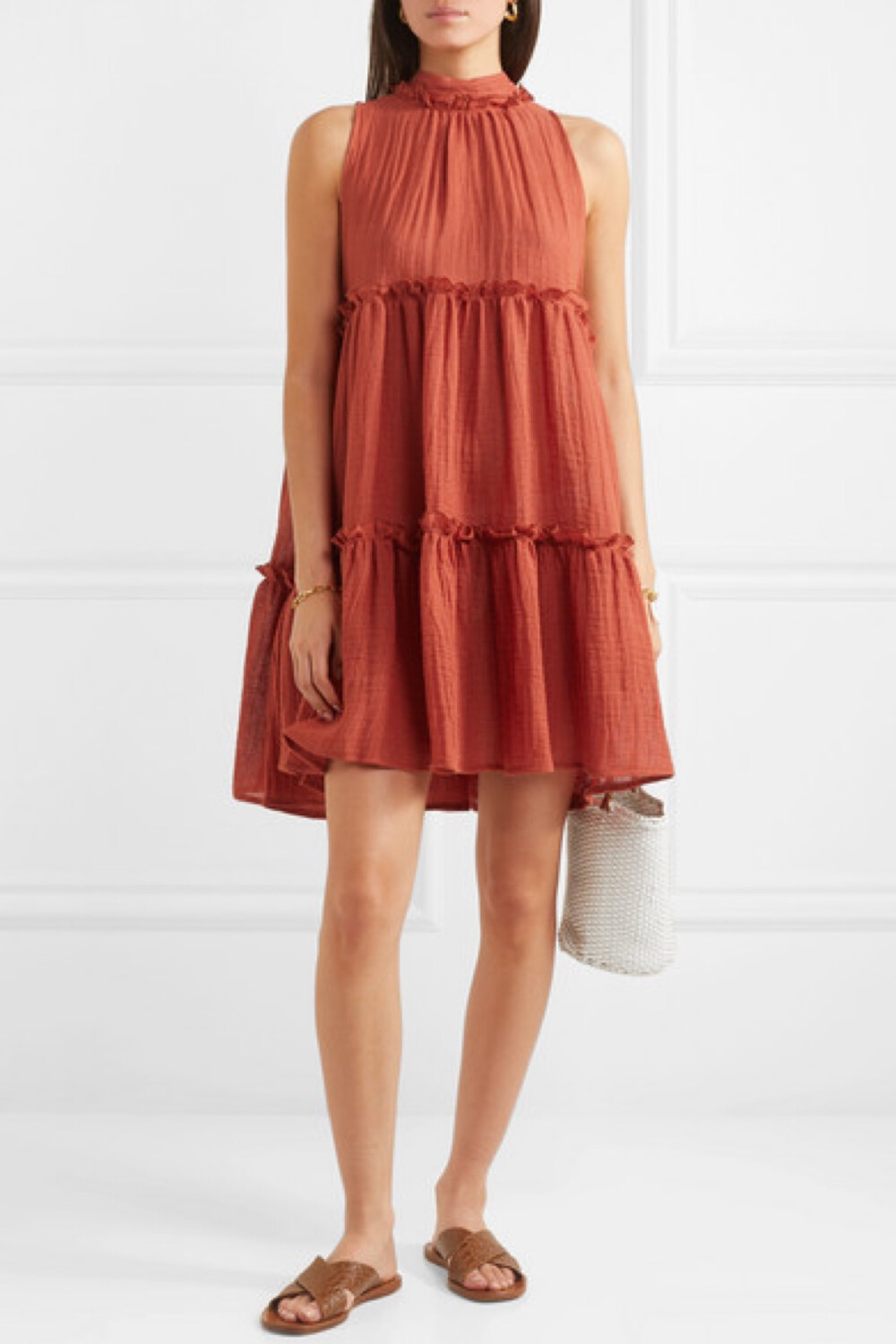 Lisa Marie Fernandez 这款 “Erica” 迷你连衣裙可说是度假服饰的绝佳首选。单品以透气的亚麻混纺面料层接剪裁而成，粉橘色调与各种肤色相得益彰，浪漫的荷叶边和颈部系带则增添了青春活力。它的廓形宽松，尽管温度飙升，亦能令你感到凉爽舒适。