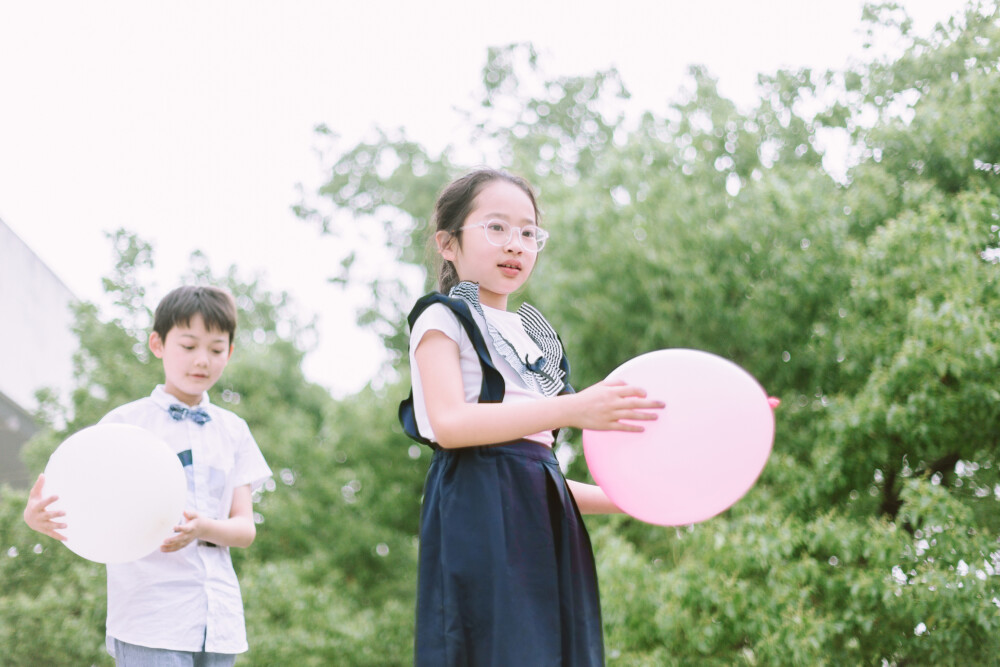 六一少年派
摄影：洪小漩
出镜：团团和妹妹
六一那天，团团妈妈给团团和妹妹约了我拍照，说是送给孩子们的儿童节礼物。
那天，也是我的生日。能帮小朋友一起记录，感觉还蛮棒的。
最近偶尔看看少年派，看到佟掌柜变身王胜男的闫妮所讲的话，简直和我念书时候，我妈说的一模一样。思绪一下子被拉回十几年前，脊背发凉。
还好我毕业了，庆幸。
小时候，每每生日，老妈总会带着我去拍一张照。后来学业重了，就很少有机会了，尤其是住校以后，过生日都变成一件奢侈的事情。
有一年，我妈和我说，天气热了，蛋糕不好储存，妈给你买了一盒绿豆糕。虽然现在回头想想，有些好笑，但是记忆中，自己那一年生日比没有收到蛋糕哭得还要委屈。
再后来，学业结束了，出门在外工作，妈妈总会提醒我，出门在外，一定要吃得好一点。生日了一定要记得给自己拍照，又大了一岁呢。
其实，我想告诉老妈，我很听你的话，在吃上从没有亏待过自己。尤其是每年生日，我都吃得倍儿好。照片我就不拍了，因为越来越胖，镜头已经装不下我的脸了……
