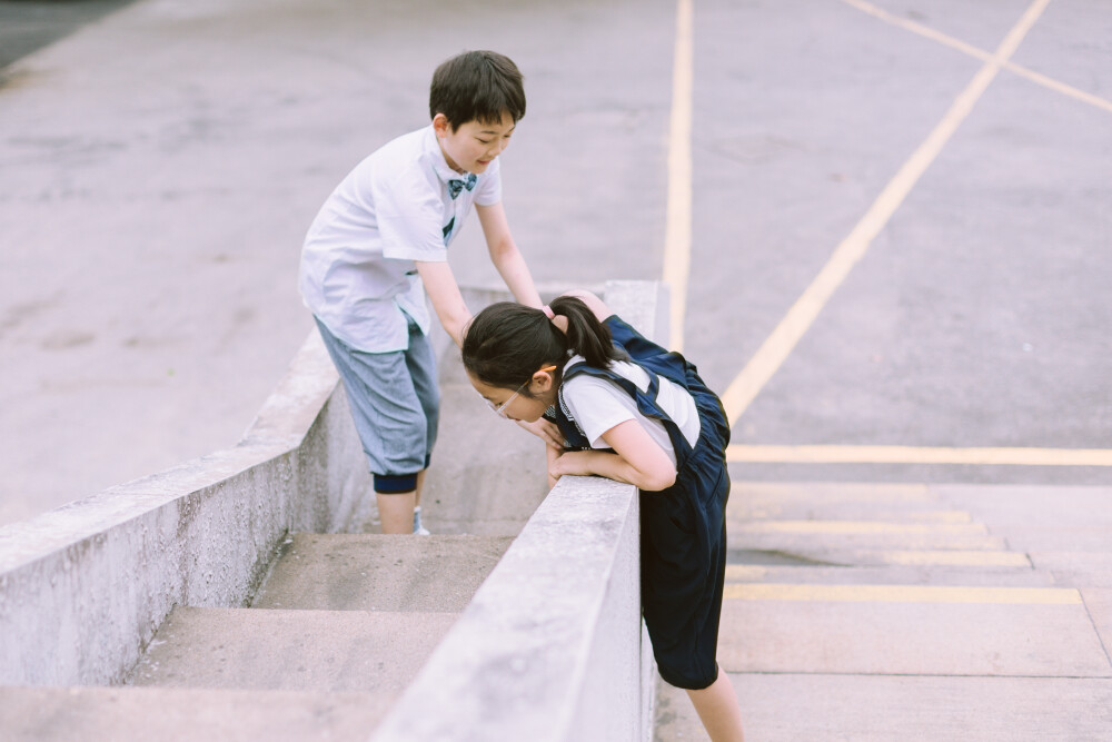 六一少年派
摄影：洪小漩
出镜：团团和妹妹
六一那天，团团妈妈给团团和妹妹约了我拍照，说是送给孩子们的儿童节礼物。
那天，也是我的生日。能帮小朋友一起记录，感觉还蛮棒的。
最近偶尔看看少年派，看到佟掌柜变身王胜男的闫妮所讲的话，简直和我念书时候，我妈说的一模一样。思绪一下子被拉回十几年前，脊背发凉。
还好我毕业了，庆幸。
小时候，每每生日，老妈总会带着我去拍一张照。后来学业重了，就很少有机会了，尤其是住校以后，过生日都变成一件奢侈的事情。
有一年，我妈和我说，天气热了，蛋糕不好储存，妈给你买了一盒绿豆糕。虽然现在回头想想，有些好笑，但是记忆中，自己那一年生日比没有收到蛋糕哭得还要委屈。
再后来，学业结束了，出门在外工作，妈妈总会提醒我，出门在外，一定要吃得好一点。生日了一定要记得给自己拍照，又大了一岁呢。
其实，我想告诉老妈，我很听你的话，在吃上从没有亏待过自己。尤其是每年生日，我都吃得倍儿好。照片我就不拍了，因为越来越胖，镜头已经装不下我的脸了……
