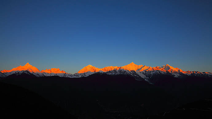 藏区最为震撼的“梅里雪山”的“日照金山”