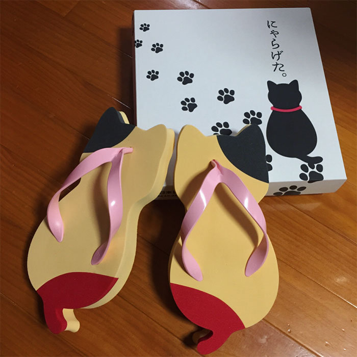 【猫咪人字拖】一家日本公司向市场推出的猫咪造型的拖鞋，三角耳、小尾巴太可爱了吧，被种草啦！