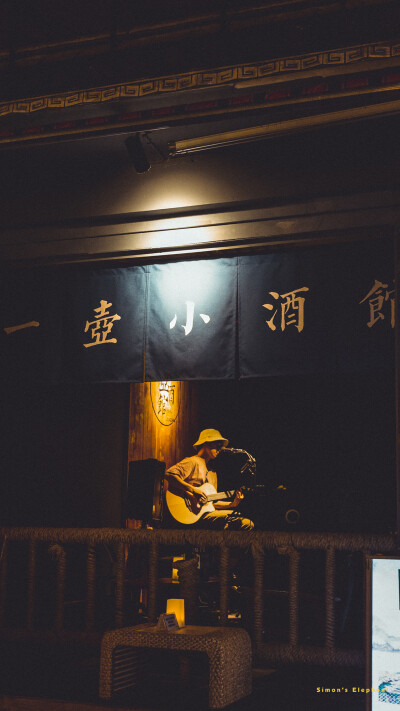 【今晚的大理古城】
我有一轮月亮，一只鸟的粮食，和一颗永远的橄榄树。
#大理# #大理旅拍# #西蒙有象# #西蒙有象旅拍工作室# #大理婚纱照# 