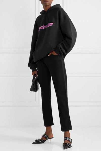 Balenciaga 创意总监 Demna Gvasalia 常常穿着酷感十足的松垮帽衫，并将此鲜明的个人风格融入品牌设计。这一版本正面印有亮粉色的品牌 Logo，背面的缩褶细节强调出宽松廓形。不妨搭配牛仔裤和高跟鞋，也可以叠搭利落…