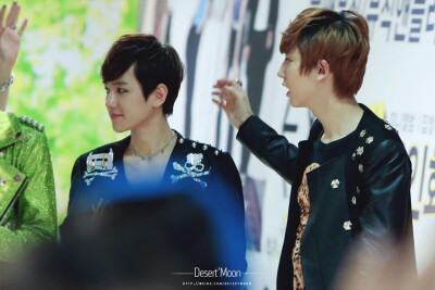 #灿白[超话]##ChanBaek Time Machine# 【moments/Desert' Moon】120427 EXO-K 签售会 [兔子][兔子] ​
