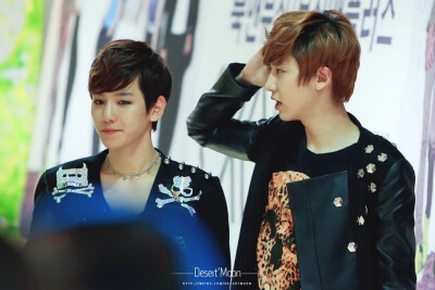 #灿白[超话]##ChanBaek Time Machine# 【moments/Desert' Moon】120427 EXO-K 签售会 [兔子][兔子] ​