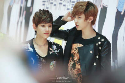 #灿白[超话]##ChanBaek Time Machine# 【moments/Desert' Moon】120427 EXO-K 签售会 [兔子][兔子] ​