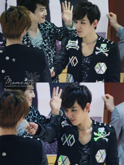 #灿白[超话]##ChanBaek Time Machine# 【moments/Desert' Moon】120427 EXO-K 签售会 [兔子][兔子] ​