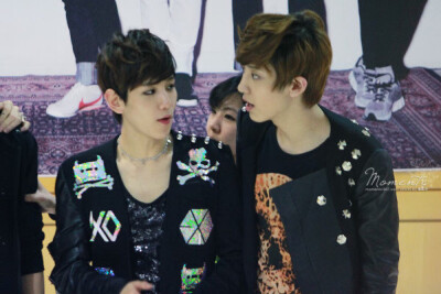 #灿白[超话]##ChanBaek Time Machine# 【moments/Desert' Moon】120427 EXO-K 签售会 [兔子][兔子] ​