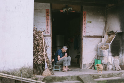 杨梅熟了
摄影：洪小漩
出镜：家人
梅雨时节，家中爷爷种的杨梅也到了时候。阿科心心念念，说要买个酒缸，回家为妈妈浸一些杨梅酒。
回去之前，阿科和小叔打了个电话，小叔不知道从哪里搞来一辆三轮车，在集市上…