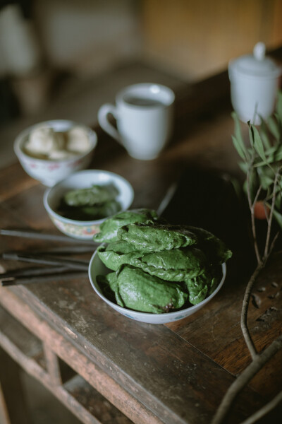 杨梅熟了
摄影：洪小漩
出镜：家人
梅雨时节，家中爷爷种的杨梅也到了时候。阿科心心念念，说要买个酒缸，回家为妈妈浸一些杨梅酒。
回去之前，阿科和小叔打了个电话，小叔不知道从哪里搞来一辆三轮车，在集市上…