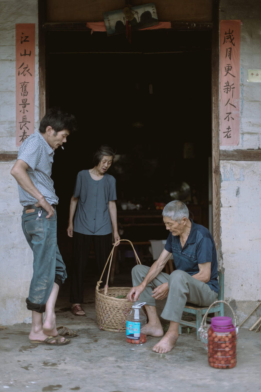 杨梅熟了
摄影：洪小漩
出镜：家人
梅雨时节，家中爷爷种的杨梅也到了时候。阿科心心念念，说要买个酒缸，回家为妈妈浸一些杨梅酒。
回去之前，阿科和小叔打了个电话，小叔不知道从哪里搞来一辆三轮车，在集市上买了些浸酒的糟烧，捎上我们俩，一同去爷爷奶奶家。
并排席地坐在小叔驾驶的“敞篷车”上，看着两边风景后退，那感觉还蛮妙的。
和以往的每次一样，爷爷奶奶早已准备好了一桌饭菜，其中，绍兴梅干菜扣肉是从未缺过席的。五个人围着八仙桌入座，除了我外，几乎每个人在吃饭之前，都要喝点小酒，小叔斟的是黄酒，爷爷奶奶是杨梅烧，阿科则随性作陪，象征性喝几口便满脸涨红。
来了那么多次，爷爷奶奶依然用不太标准的普通话一直招呼我，吃肉，多吃点，再吃点。小叔担心我故作客气，便主动帮我开了第二瓶六个核桃。这倒是搞得我有些不好意思。
饭罢，几个人换了长袖长裤套鞋，提着锄头柴刀框子上山摘杨梅。爷爷的杨梅种在半山腰，年岁比阿科的小不了太多。看着满地跌落的杨梅，阿科说，爷爷这些年体力不济了，以往都是他老人家独自上树采好，等着孩子们回家来。
杨梅树枝脆得很，攀爬采摘，稍有不慎，可能就会折断。小叔择一些偏细的枝丫用