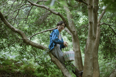 杨梅熟了
摄影：洪小漩
出镜：家人
梅雨时节，家中爷爷种的杨梅也到了时候。阿科心心念念，说要买个酒缸，回家为妈妈浸一些杨梅酒。
回去之前，阿科和小叔打了个电话，小叔不知道从哪里搞来一辆三轮车，在集市上…