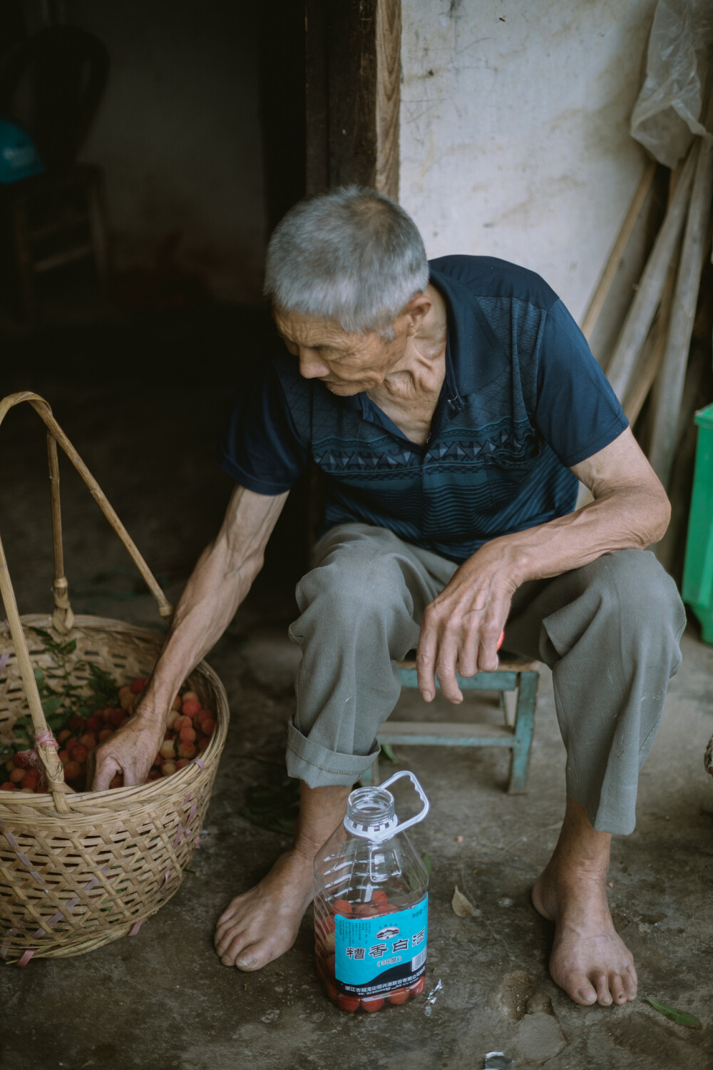 杨梅熟了
摄影：洪小漩
出镜：家人
梅雨时节，家中爷爷种的杨梅也到了时候。阿科心心念念，说要买个酒缸，回家为妈妈浸一些杨梅酒。
回去之前，阿科和小叔打了个电话，小叔不知道从哪里搞来一辆三轮车，在集市上买了些浸酒的糟烧，捎上我们俩，一同去爷爷奶奶家。
并排席地坐在小叔驾驶的“敞篷车”上，看着两边风景后退，那感觉还蛮妙的。
和以往的每次一样，爷爷奶奶早已准备好了一桌饭菜，其中，绍兴梅干菜扣肉是从未缺过席的。五个人围着八仙桌入座，除了我外，几乎每个人在吃饭之前，都要喝点小酒，小叔斟的是黄酒，爷爷奶奶是杨梅烧，阿科则随性作陪，象征性喝几口便满脸涨红。
来了那么多次，爷爷奶奶依然用不太标准的普通话一直招呼我，吃肉，多吃点，再吃点。小叔担心我故作客气，便主动帮我开了第二瓶六个核桃。这倒是搞得我有些不好意思。
饭罢，几个人换了长袖长裤套鞋，提着锄头柴刀框子上山摘杨梅。爷爷的杨梅种在半山腰，年岁比阿科的小不了太多。看着满地跌落的杨梅，阿科说，爷爷这些年体力不济了，以往都是他老人家独自上树采好，等着孩子们回家来。
杨梅树枝脆得很，攀爬采摘，稍有不慎，可能就会折断。小叔择一些偏细的枝丫用