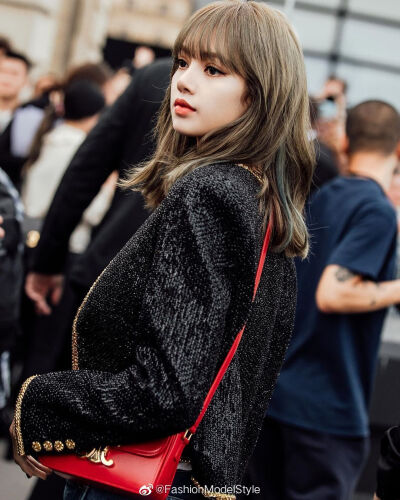 LISA lPeaceCeleb Korea Style | Lisa Celine2020春夏男装周秀场外街拍莎总缺提包的嘛