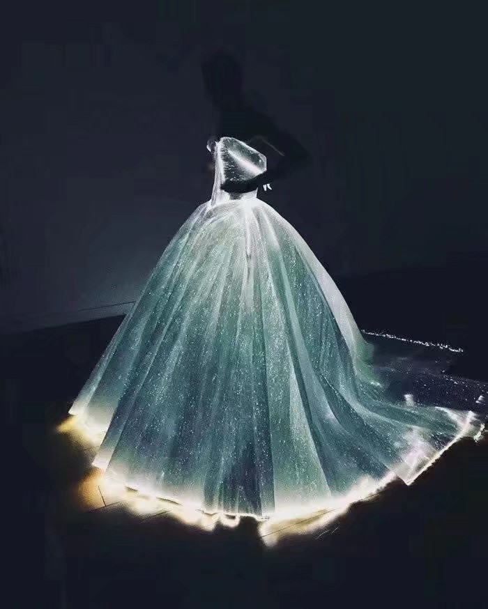 —时尚—
16年MetGala
红毯造型，Claire Danes穿的发光裙，真把银河穿在了身上。