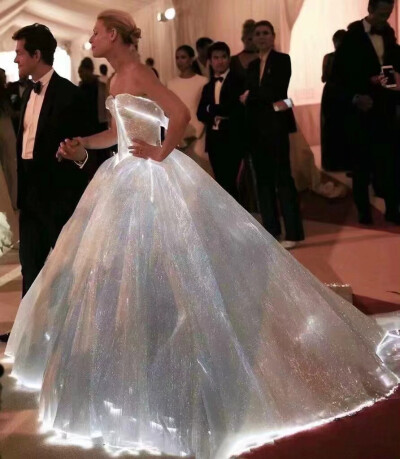 —时尚—
16年MetGala
红毯造型，Claire Danes穿的发光裙，真把银河穿在了身上。